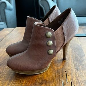 Brown size 7.5 Fiona bootie